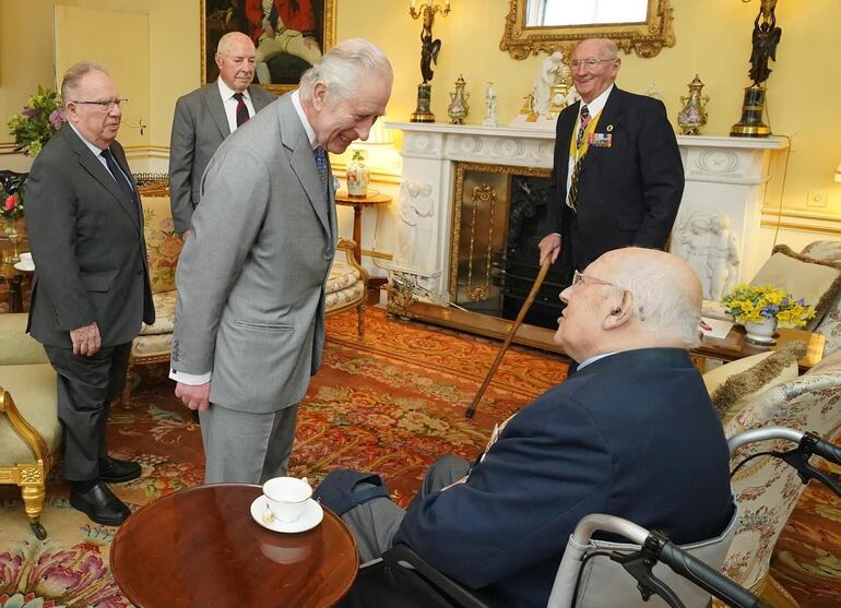 Carlos III conversando con veteranos de la Guerra de Corea en el Palacio de Buckingham para conmemorar 70 años de la firma del armisticio que puso fin al conflicto. (Instagram/The Royal Family)