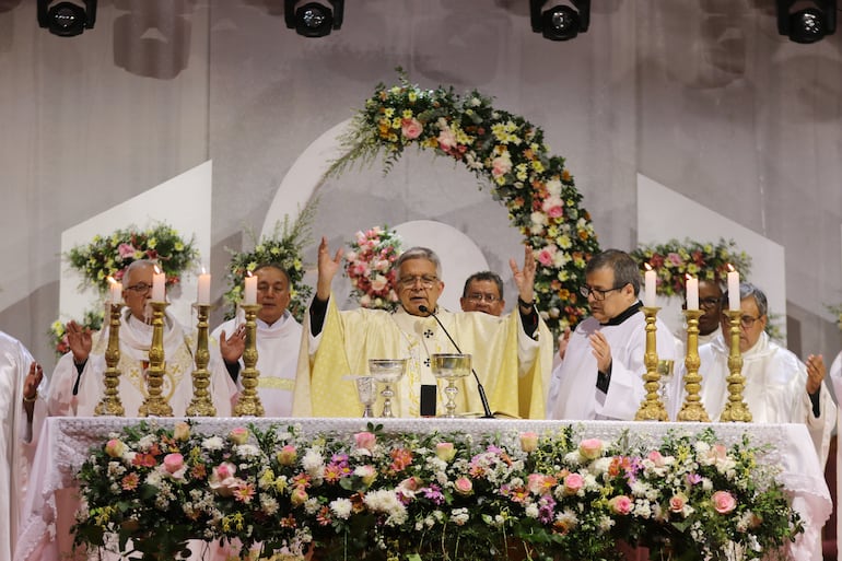 Celebración de la liturgia en el santuario de la Virgen del Rosario de la ciudad de Luque.