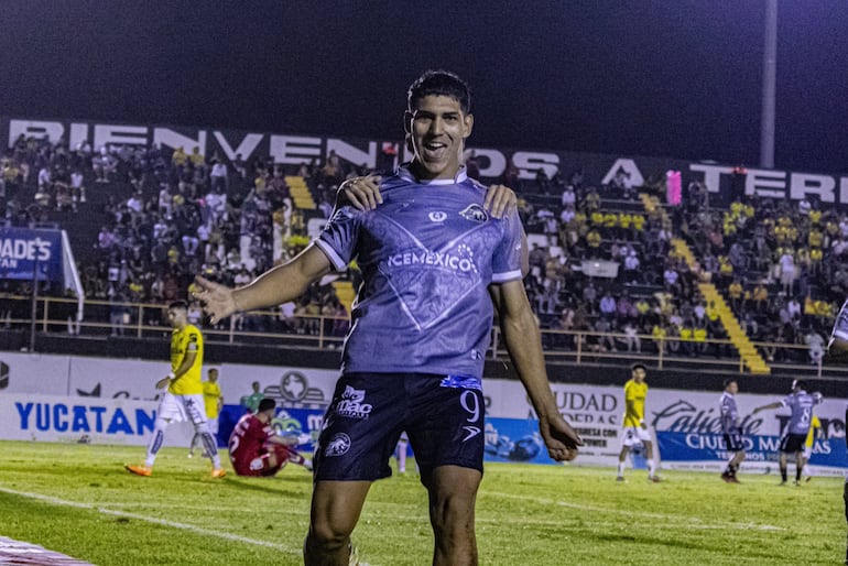 Allan Wlk, jugador del Celaya, celebra un gol en el partido frente CF Mérida por la ida de los cuartos de final de la Liga Expansión de México.