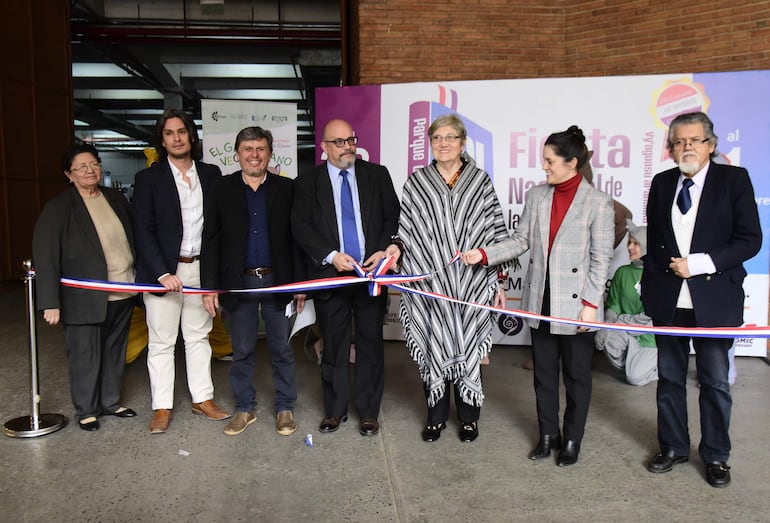 Representantes de las editoriales, de los gremios de autores y autoridades nacionales participaron del acto de apertura del "Parque de la Lectura".