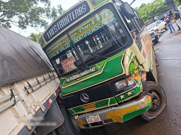 Uno de los neumáticos delanteros del bus reventó, lo que hizo que el conductor perdiera el control.