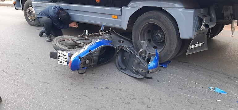 Así quedó la motocicleta que chocó contra un camión repartidor de carne este viernes en avenida La Victoria, ciudad de San Lorenzo.