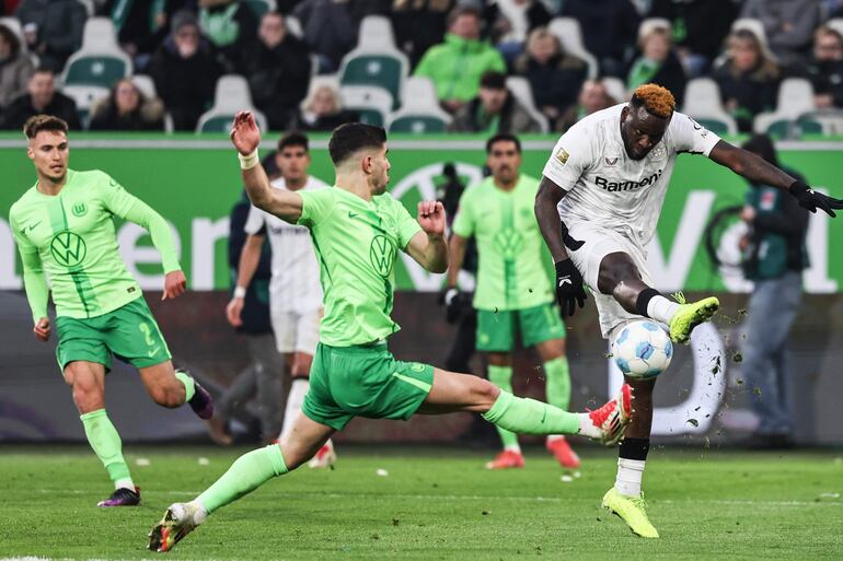 Wolfsburg (Germany), 08/02/2025.- Victor Boniface of Leverkusen (R) of Leverkusen in action against Konstantinos Koulierakis of Wolfsburg during the German Bundesliga soccer match between VfL Wolfsburg and Bayer 04 Leverkusen, in Wolfsburg, Germany, 08 February 2025. (Alemania) EFE/EPA/FILIP SINGER CONDITIONS - ATTENTION: The DFL regulations prohibit any use of photographs as image sequences and/or quasi-video.
