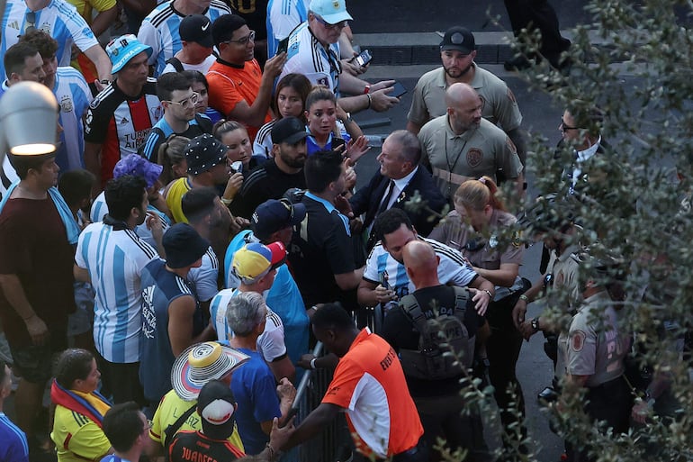 El ingreso al Hard Rock Stadium para la final de la Copa América 2024 fue desbordado por hinchas colombianos y argentinos, obligando al retraso del inicio del partido entre Argentina y Colombia. 