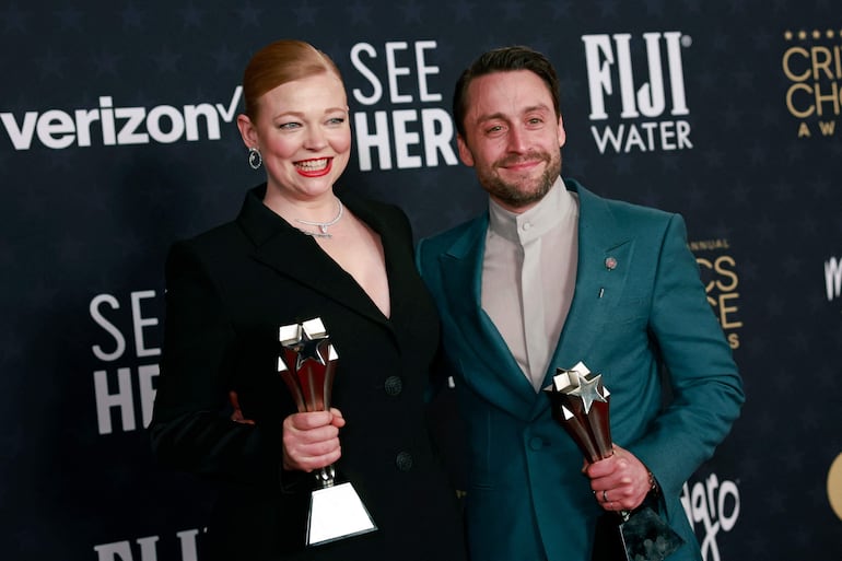 Sarah Snook y Kieran Culkin posan con las estatuillas que recibieron por su trabajo en "Succession".