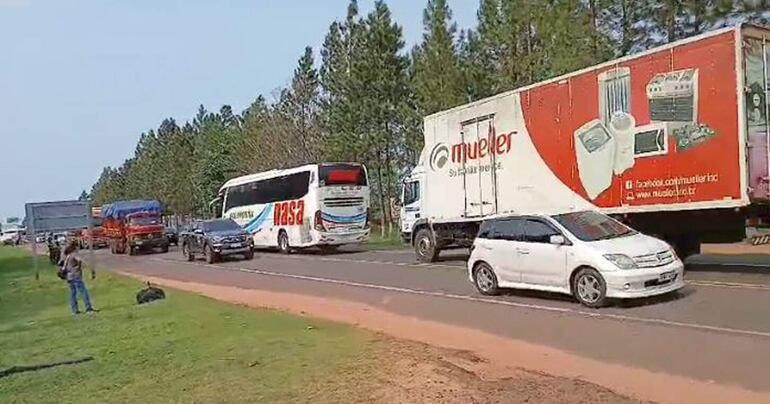 
En estos momentos hay un movimiento normal de los vehículos en la zona de la manifestación.