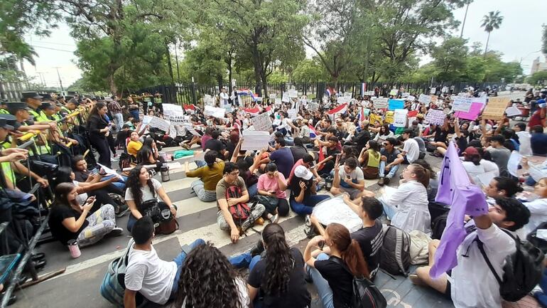 Los estudiantes de la UNA en cercanías del Congreso Nacional.