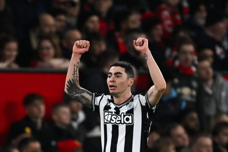 El mediocampista paraguayo #24 del Newcastle United, Miguel Almirón, celebra marcar el primer gol de su equipo durante el partido de fútbol de cuarta ronda de la Copa de la Liga inglesa entre Manchester United y Newcastle United en Old Trafford, en Manchester, noroeste de Inglaterra, el 1 de noviembre de 2023.