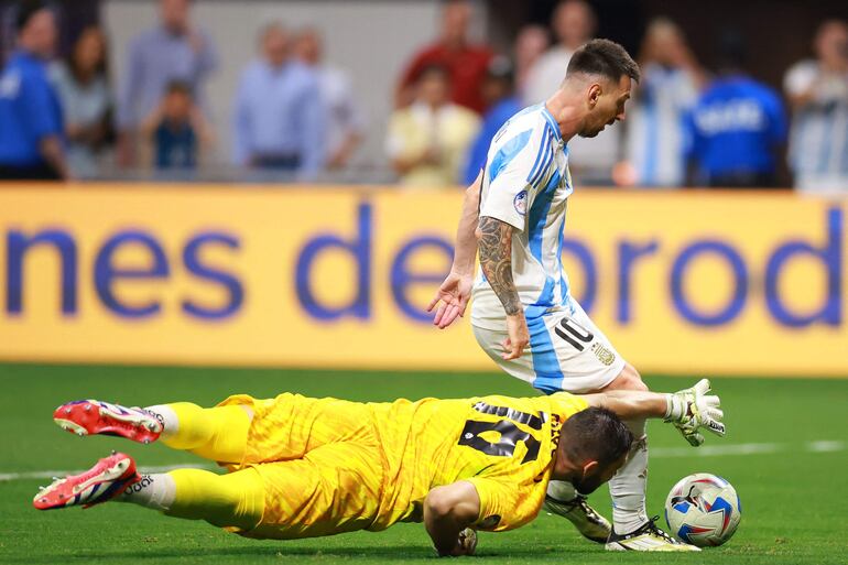 ATLANTA, GEORGIA - JUNE 20: Maxime Crepeau of Canada battles for the ball against Lionel Messi of Argentina during the CONMEBOL Copa America group A match between Argentina and Canada at Mercedes-Benz Stadium on June 20, 2024 in Atlanta, Georgia.   Hector Vivas/Getty Images/AFP (Photo by Hector Vivas / GETTY IMAGES NORTH AMERICA / Getty Images via AFP)