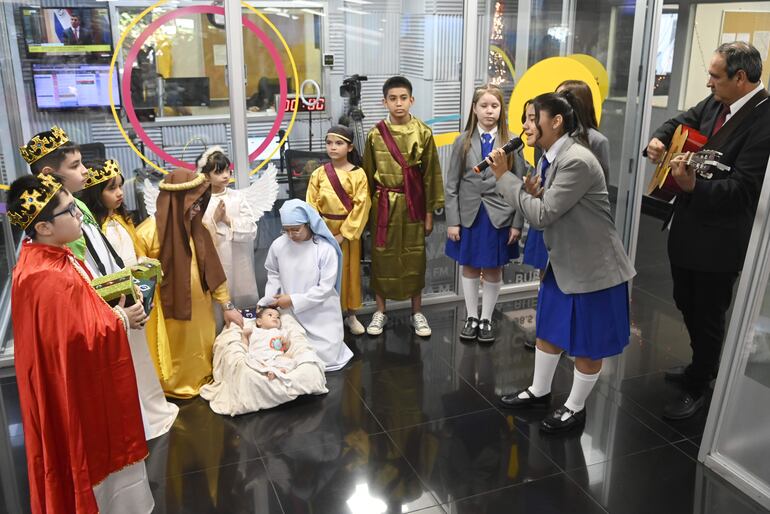 El tradicional pesebre viviente y el villancico del Nihon Gakko, presentes como cada año en la redacción de ABC Color.