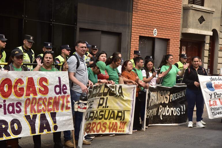 Manifestación de docentes frente a la sede del Ministerio de Educación.