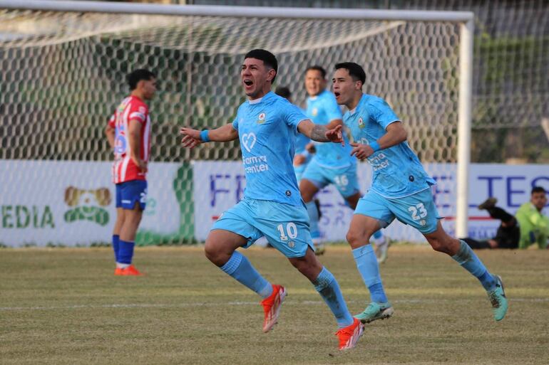 El atacante  Héctor “Pipo” Lezcano sale a festejar el tanto del triunfo celeste, perseguido por el zaguero Alexandro Maidana. (Foto: APF)