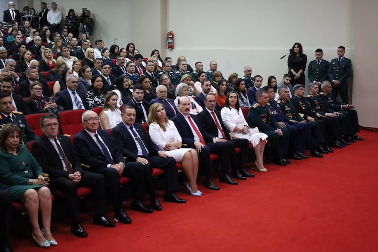 El  ministro de Defensa, Gral. (R) Óscar González, asumió ayer. A su lado, el exministro Bernardino Soto Estigarribia.