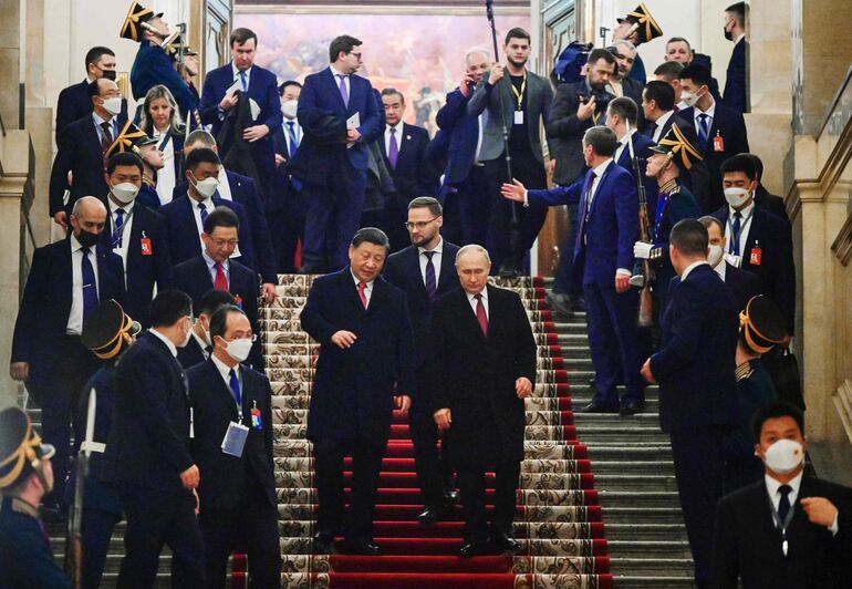 El presidente de Rusia, Vladimir Putin (d) junto al mandatario chino, Xi Jinping, durante una reunión en el Kremlin, en Moscú. El líder ruso no estará presente en la Cumbre de los BRICS. (AFP)