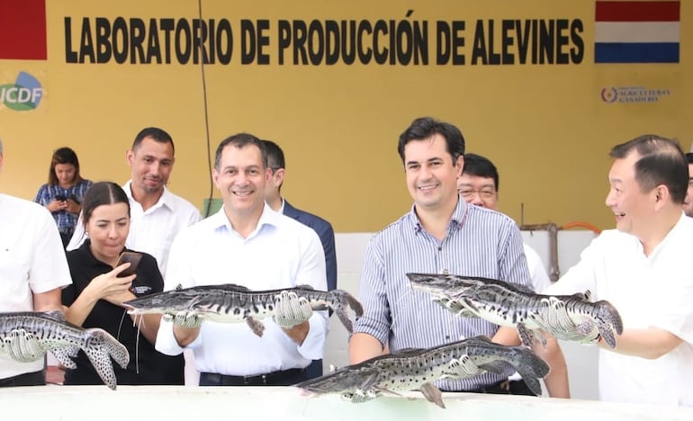 El ministro de Agricultura, Carlos Giménez, el viceministro de Ganadería, Marcelo González, y el embajador de Taiwán, José Chih-Cheng Han, en el centro de alevinaje, del MAG.