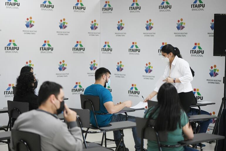 Imagen de archivo de los exámenes llevados a cabo para acceder a un puesto en Itaipú. Hoy, 187 quedaron sin empleo luego de haber sido seleccionados.