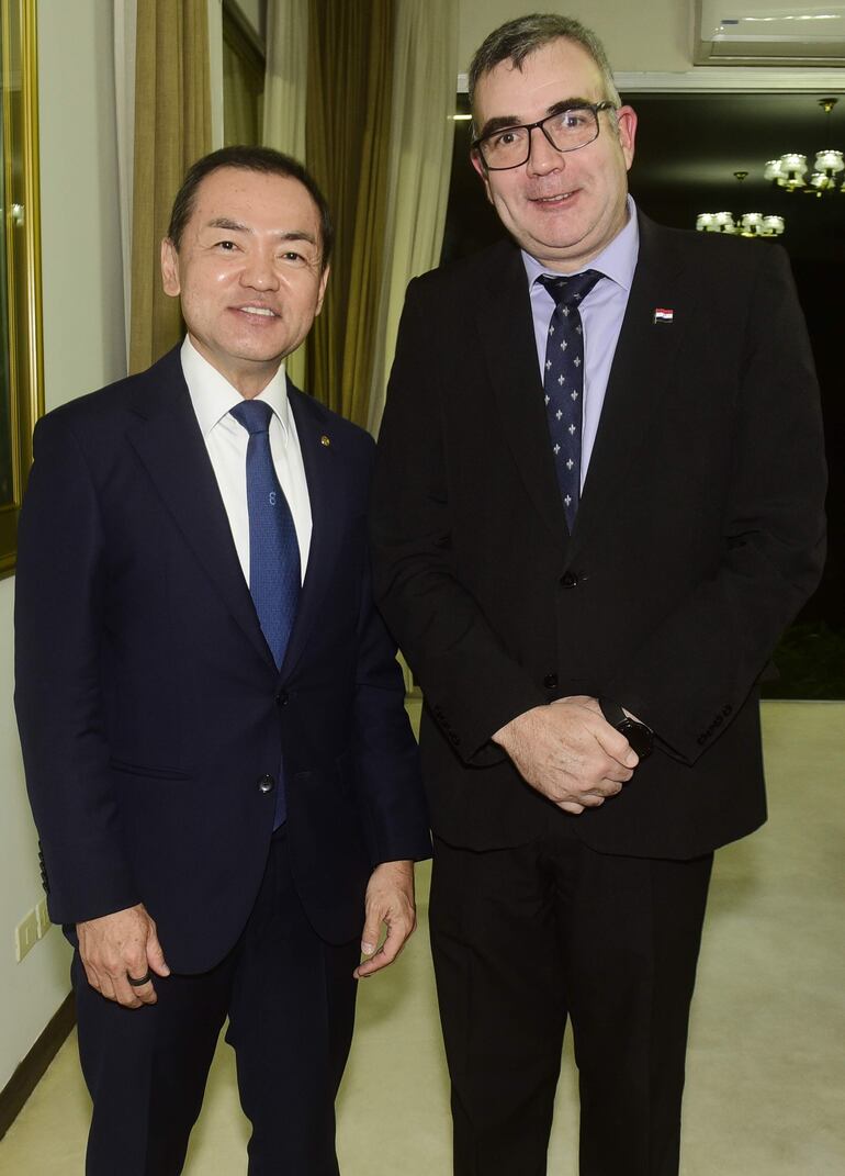 Marcelo Toyotoshi y el ministro de Educación, Nicolás Zárate.