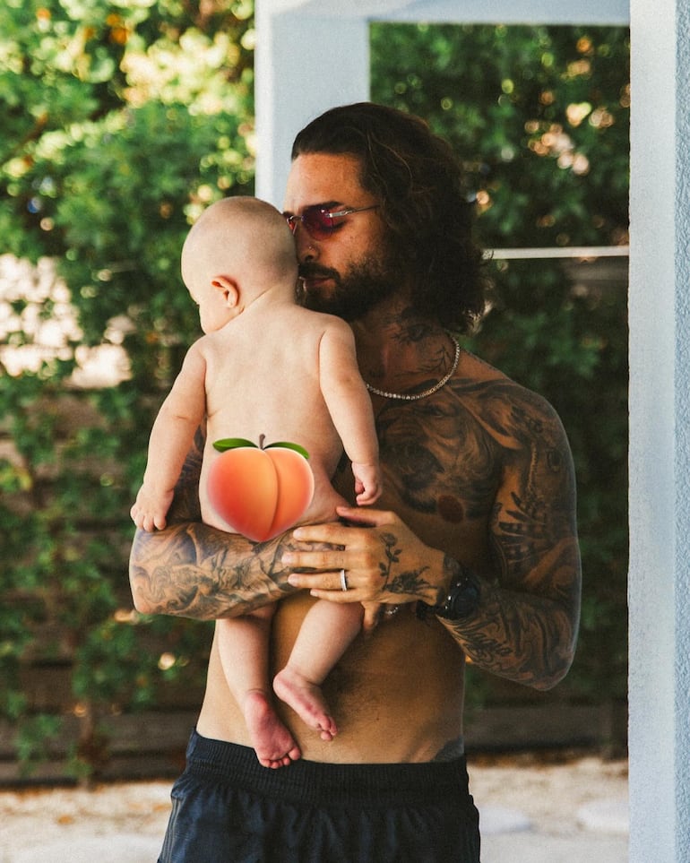 Papá Maluma con Paris, la muñeca que llegó para convertirse en su todo. (Instagram/Maluma)