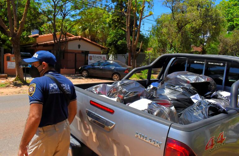 Una importante cantidad de mercaderías fueron incautadas durante el procedimiento, el cual asciende a un valor aproximado de G. 500 millones en productos.