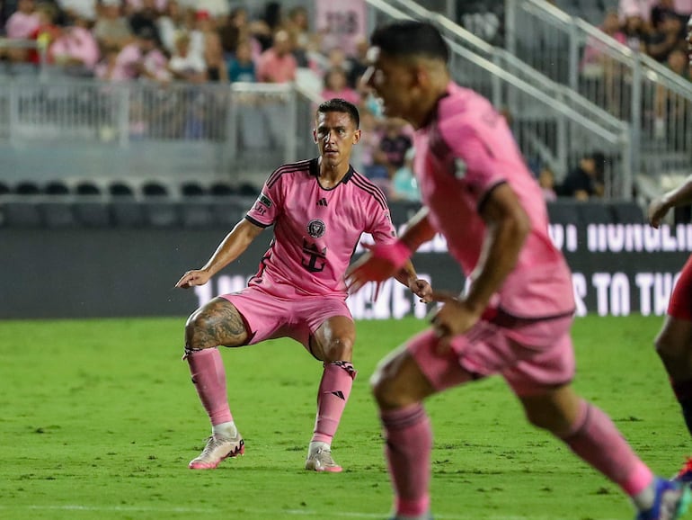 El paraguayo Matías Rojas, futbolista del Inter Miami, ejecuta un disparo en el partido frente a Toronto por la Leagues Cup en el Chase Stadium, en Florida.