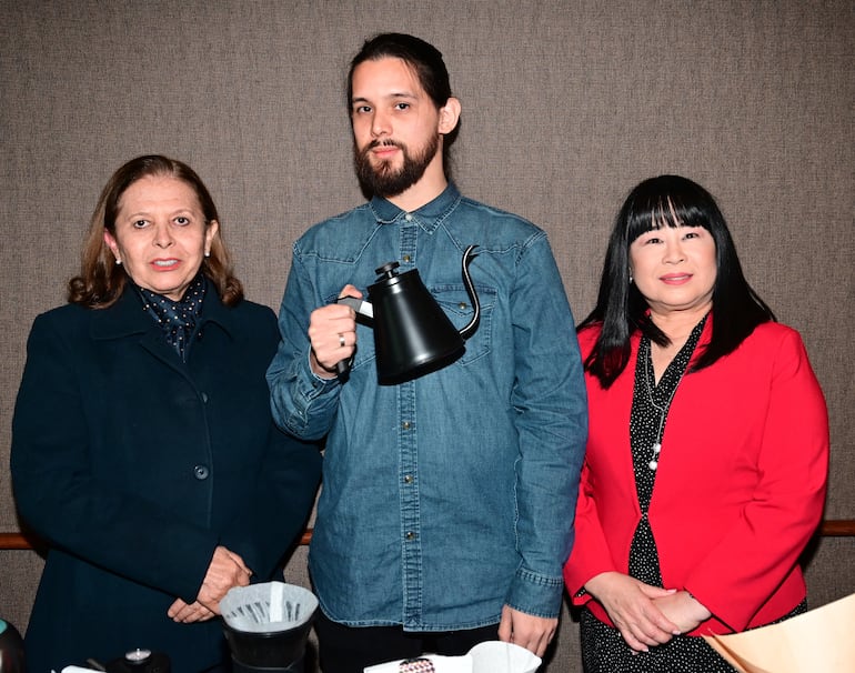 La embajadora del Perú (d), barista encargado y sommelier.