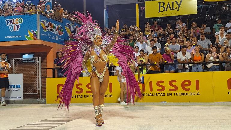 El carnaval encarnaceno durante su última noche.