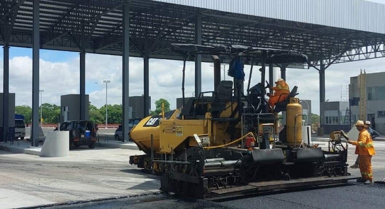 Siguen los trabajos en la zona del futuro peaje del Puente Héroes del Chaco. 