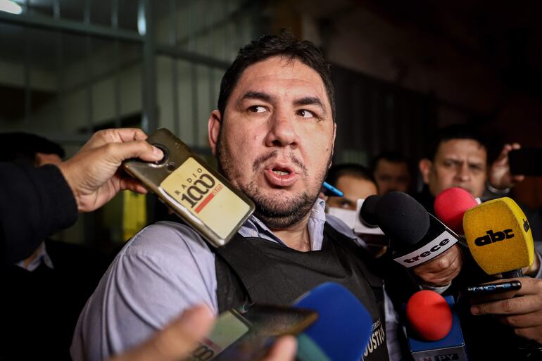 Daniel Benítez, viceministro de Política Criminal del Ministerio de Justicia, habla a la prensa frente a la Penitenciaría de Tacumbú hoy en Asunción (Paraguay). 
