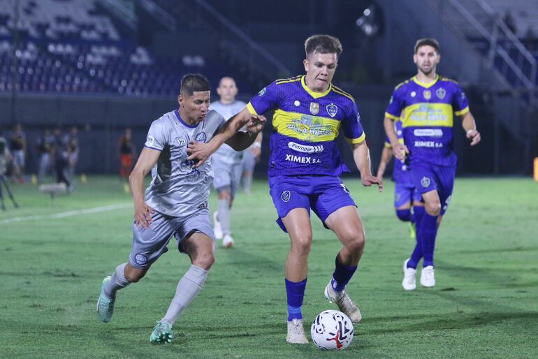 El Club 12 de Junio de Villa Hayes y el Cristóbal Colón de Julian Augusto Saldívar empataron sin goles en el Defensores del Chaco.