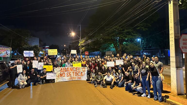 Los estudiantes de la UNE anoche en la movilización frente al campus.