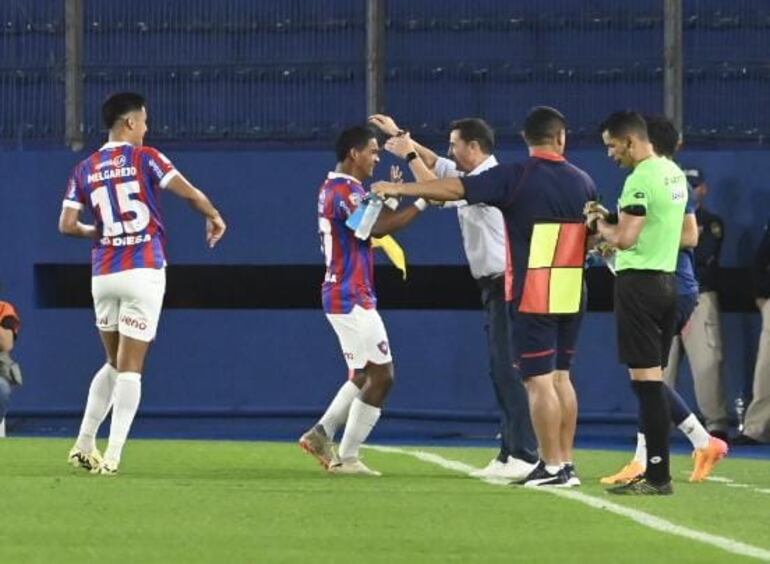 Diego León (c), jugador de Cerro Porteño, festeja un gol en el partido frente a Sportivo Ameliano por la regularización de la primera fecha del torneo Clausura 2024 del fútbol paraguayo en el estadio La Nueva Olla, en Asunción.