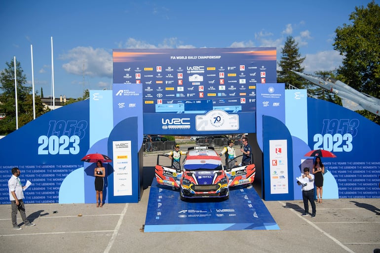 En la rampa y con la bandera paraguaya en el parabrisas del Ford Fiesta Rally3, Diego Domínguez y Rogelio Peñate coronaron un fin de semana fantástico, con el triunfo en la JWRC y la WRC3.