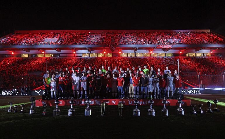 ARG01. AVELLANEDA (ARGENTINA), 23/03/2024.- Exfutbolistas forman durante la celebración este sábado de 'La Noche del Rey', un festejo que reúne a gloriosos exfutbolistas del Atlético Independiente de Argentina, dentro del 120° aniversario de su fundación, en el Estadio Libertadores de América - Ricardo Enrique Bochini en la ciudad de Avellaneda, provincia de Buenos Aires (Argentina). EFE/ Luciano González
