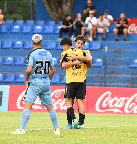 César Miño y Víctor Céspedes celebran el tanto de Guaraní, ante la impotencia de Christian Martínez, de Resistencia.