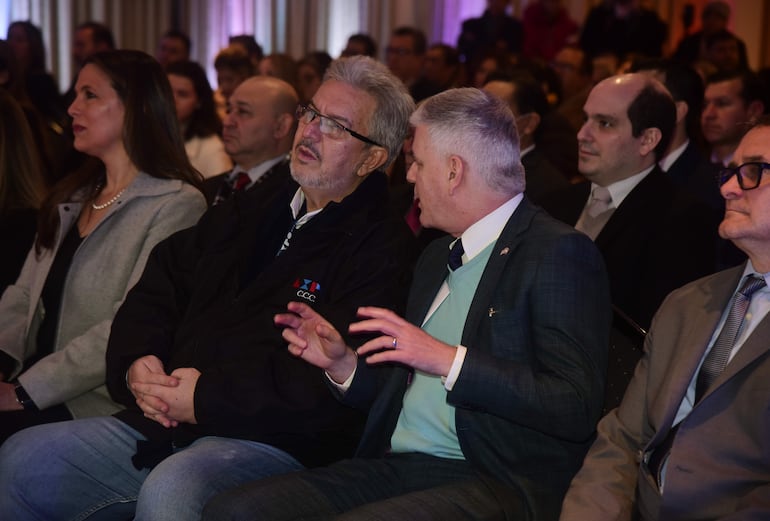 Enrique Duarte, presidente de la UIP, junto al embajador norteamericano Marc Ostfield.