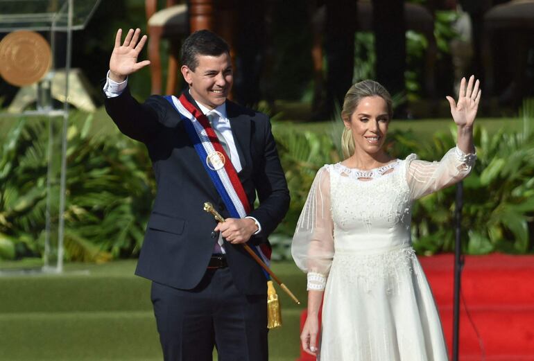 El presidente Santiago Peña y la primera dama Leticia Ocampos, con un vestido de inspiración nacional, en la explanada del Palacio de López el 15 de agosto de 2023.