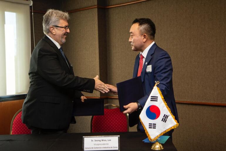 Enrique Duarte, de UIP, y Lee Seong Woo, vicepresidente de la Cámara de Comercio e Industria de Corea, en el foro económico.