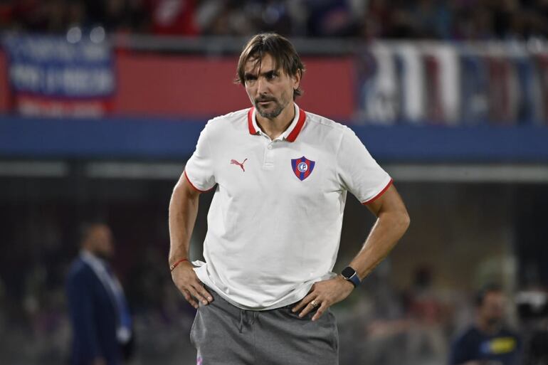 El argentino Diego Martínez, entrenador de Cerro Porteño, en el partido frente a Guaraní por la séptima fecha del torneo Apertura 2025 del fútbol paraguayo en el estadio La Nueva Olla, en Asunción, Paraguay.