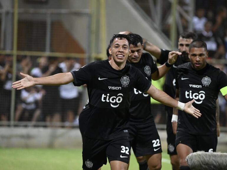 Festejo de Carlos Arrúa tras marcar el gol que le fio la victoria ante Tacuary