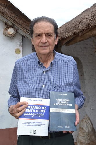 Juan Evangelista Aguiar mostrando sus dos últimos libros publicados. El escritor nepomuceno Juan Evangelista Aguiar publicó recientemente un nuevo libro que se denomina “Raíces Griegas del Español al Alcance de Todos”, que se convertirá en un material de consulta para educadores, estudiantes y para los mismos escritores de nuestro país.