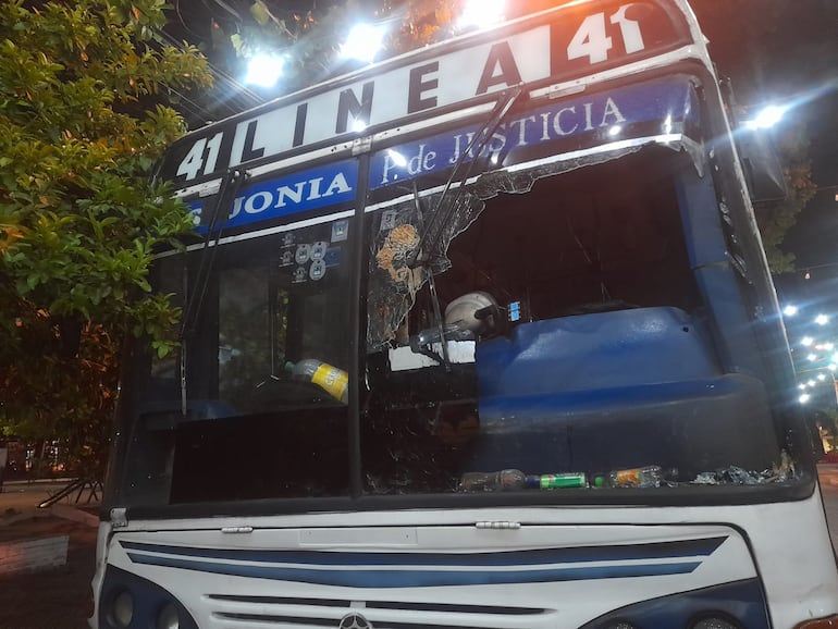 Bus de transporte público chocó contra local gastronómico en pleno centro de Asunción