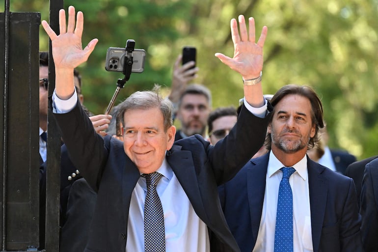 Edmundo González, líder opositor en Venezuela junto con el presidente uruguayo Luis Lacalle Pou, en Uruguay. (Photo by Santiago Mazzarovich / AFP)