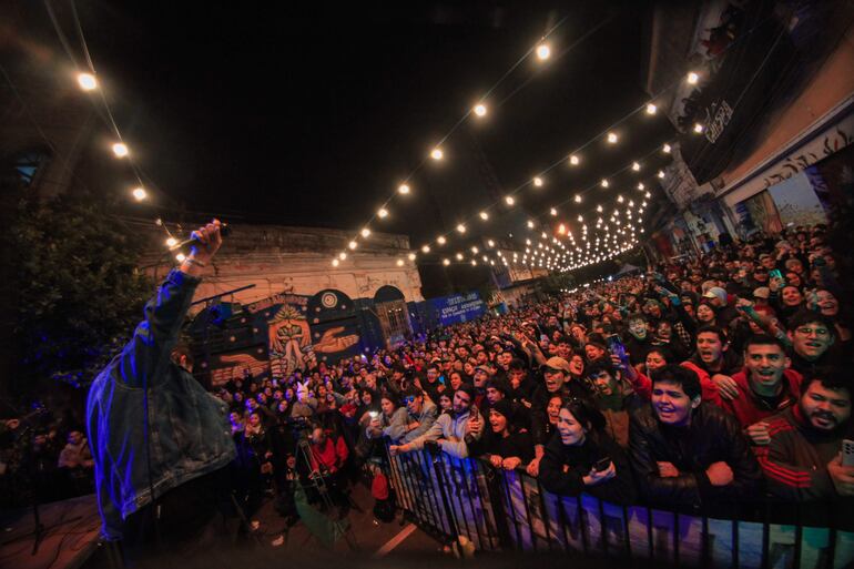 La de Roberto haciendo cantar a la gente, ya en la madrugada del lunes.