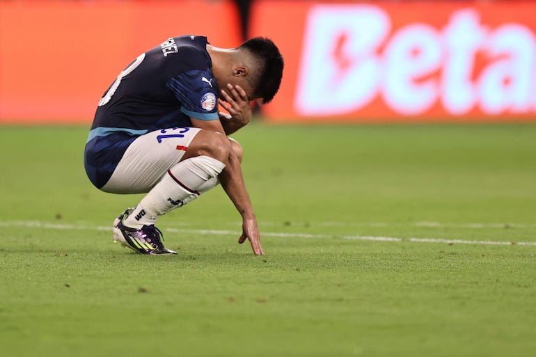 Néstor Giménez, jugador de la selección de Paraguay, lamenta la derrota frente a Costa Rica por la última fecha del Grupo D de la Copa América 2024 en Austin, Texas. 
