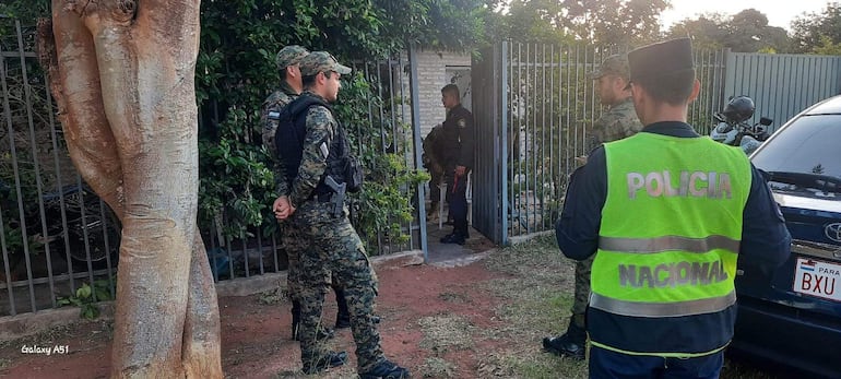 La fiscala antidrogas Egidia Gómez encabezó un allanamiento en el barrio San Francisco de San Antonio.