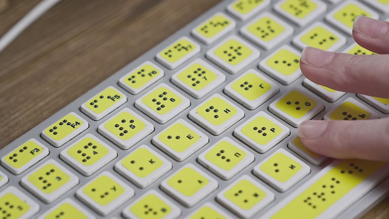 Dispositivo inclusivo. Teclado de computadora con sistema Braille.