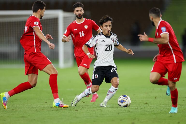 Takefusa Kubo (c), la figura de Japón, intenta abrirse paso entre tres jugadores de Siria durante el partido que disputaron ayer.