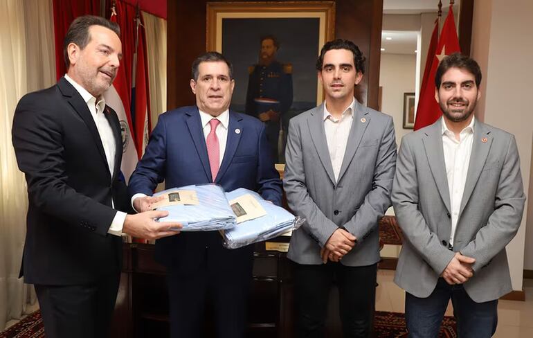 MEC consultó a firmas vinculadas a Cartes y para millonaria licitación de uniformes