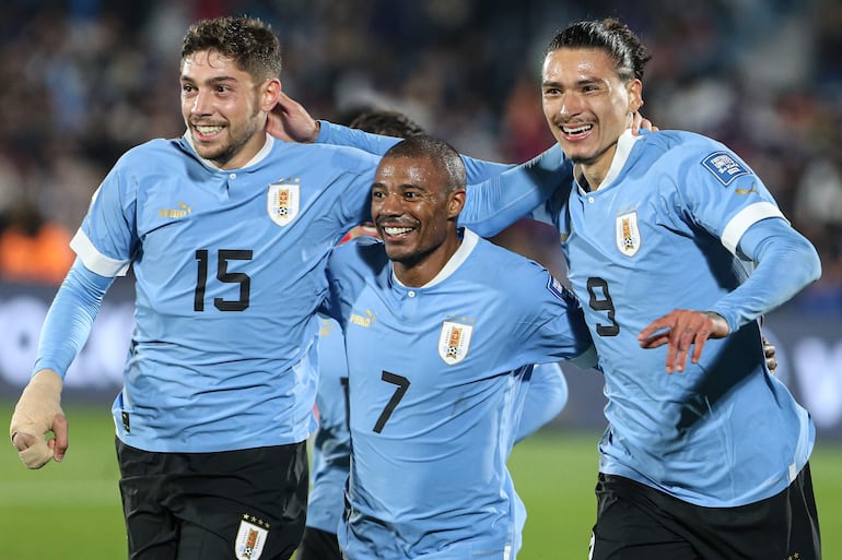 Nicolás de la Cruz (c), jugador de Uruguay, celebra un gol con Federico Valverde (i) y Darwin Nuñez en un partido de las Eliminatorias Sudamericanas 2026 contra Chile en el estadio Centenario en Montevideo, Uruguay.
