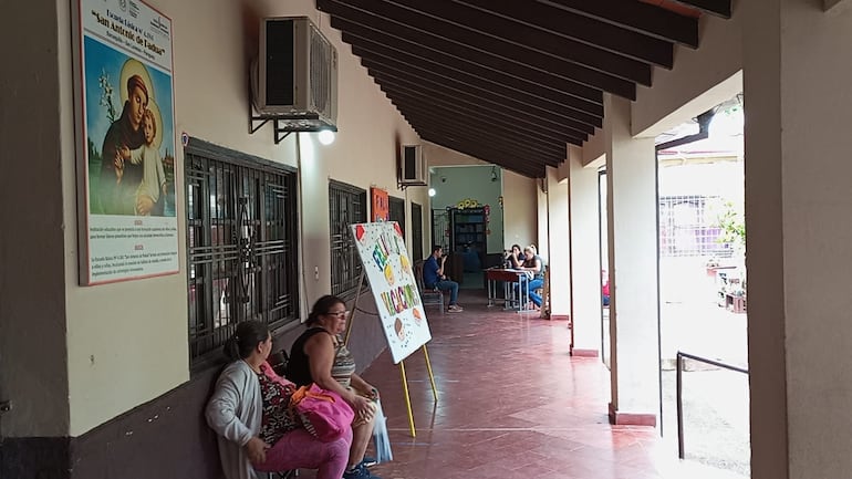 Muchos de los padres se quedaron aguardando en los pasillos de la institución.